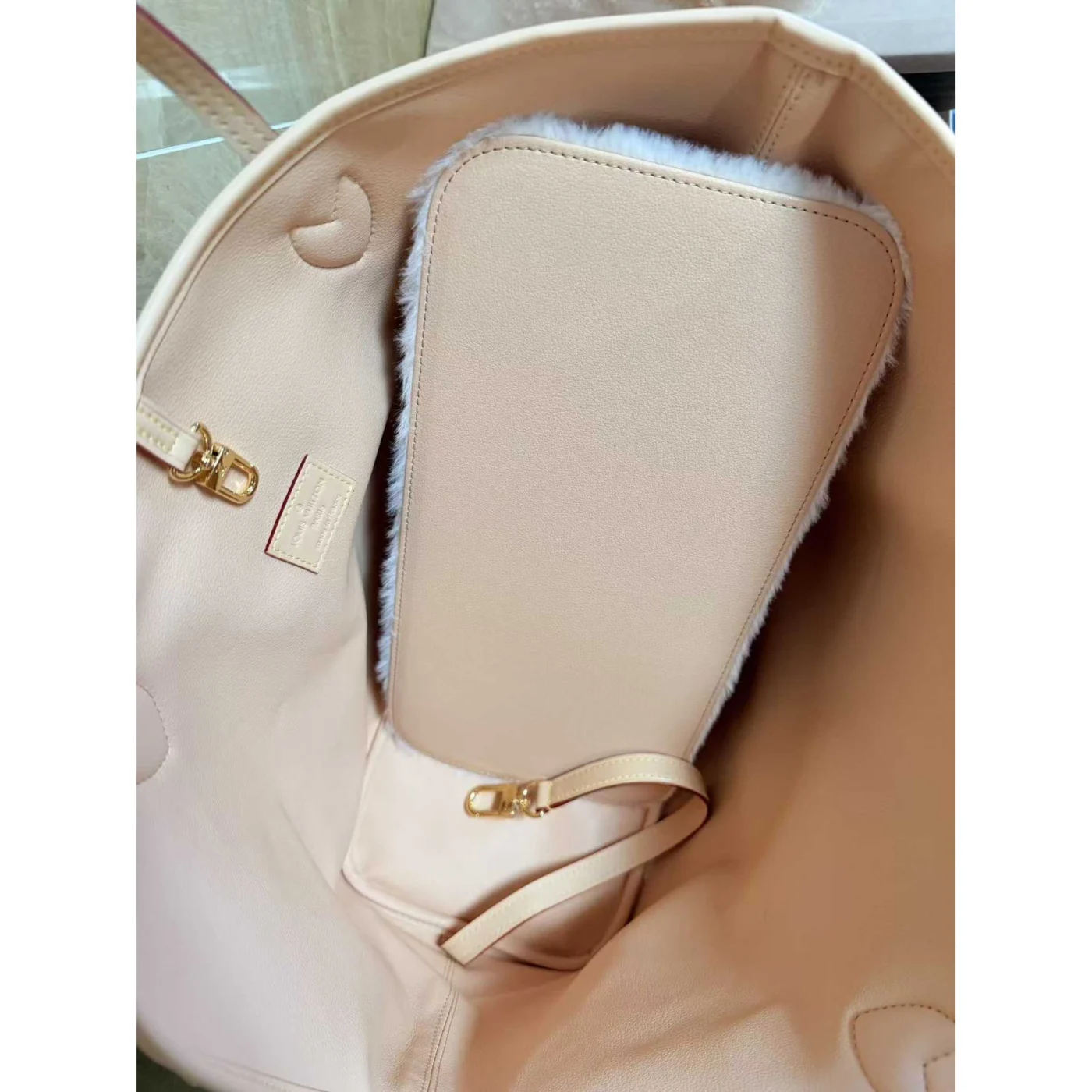 louis vuitton dog carrier tote plush pad detail