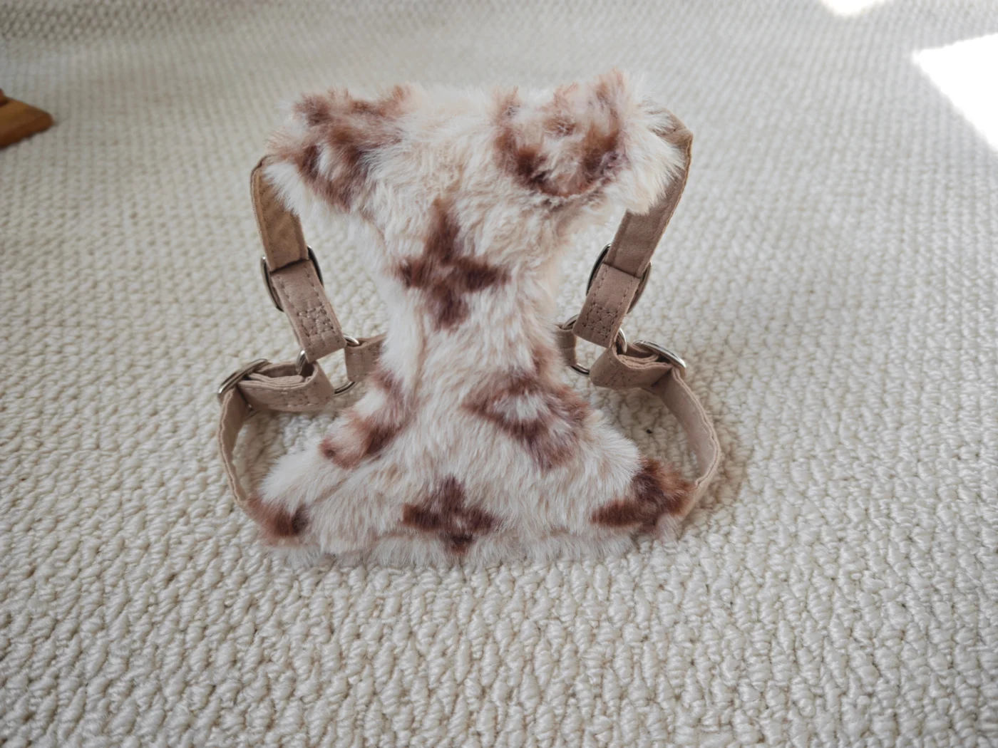 louis vuitton dog harness cream white detail