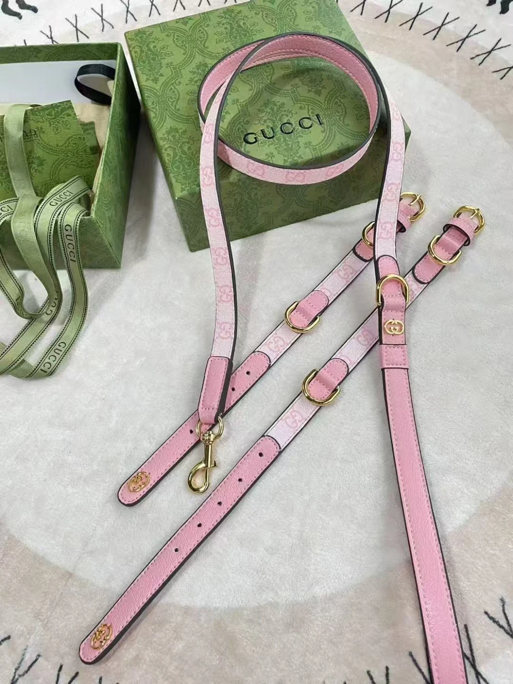 gucci monogram dog collar pink detail view
